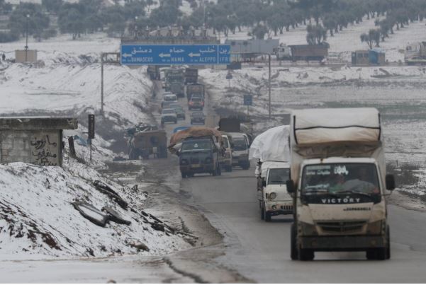 شاحنات تحمل متعلقات نازحين في أعزاز بسوريا. تصوير: خليل عشاوي - رويترز.